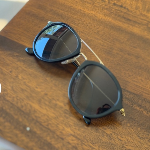 🕶️ Unisex Ray-Ban RB4253 Sunglasses – Black/Gold Frame - Picture 2 of 4